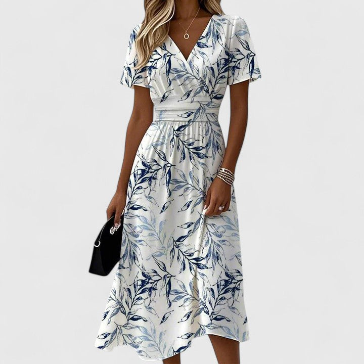Luftiges Midi-Kleid für Damen, mit V-Ausschnitt und sommerlichem Blättermuster. Ideales A-Linien-Kleid für Strand & Urlaub.
