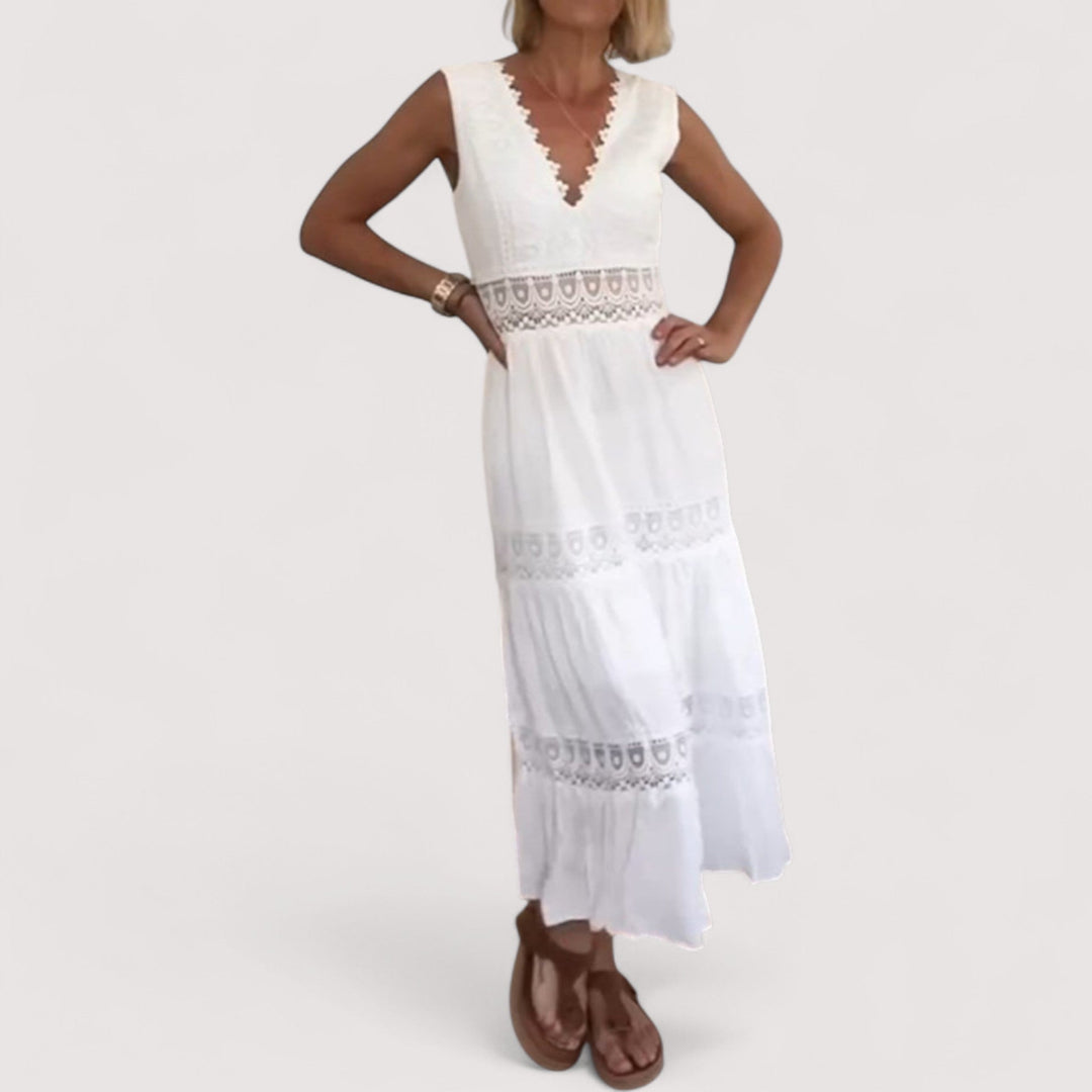 Tailliertes Damen Sommerkleid mit V-Ausschnitt und femininem Stufenrock, verziert mit zarter Spitze.
