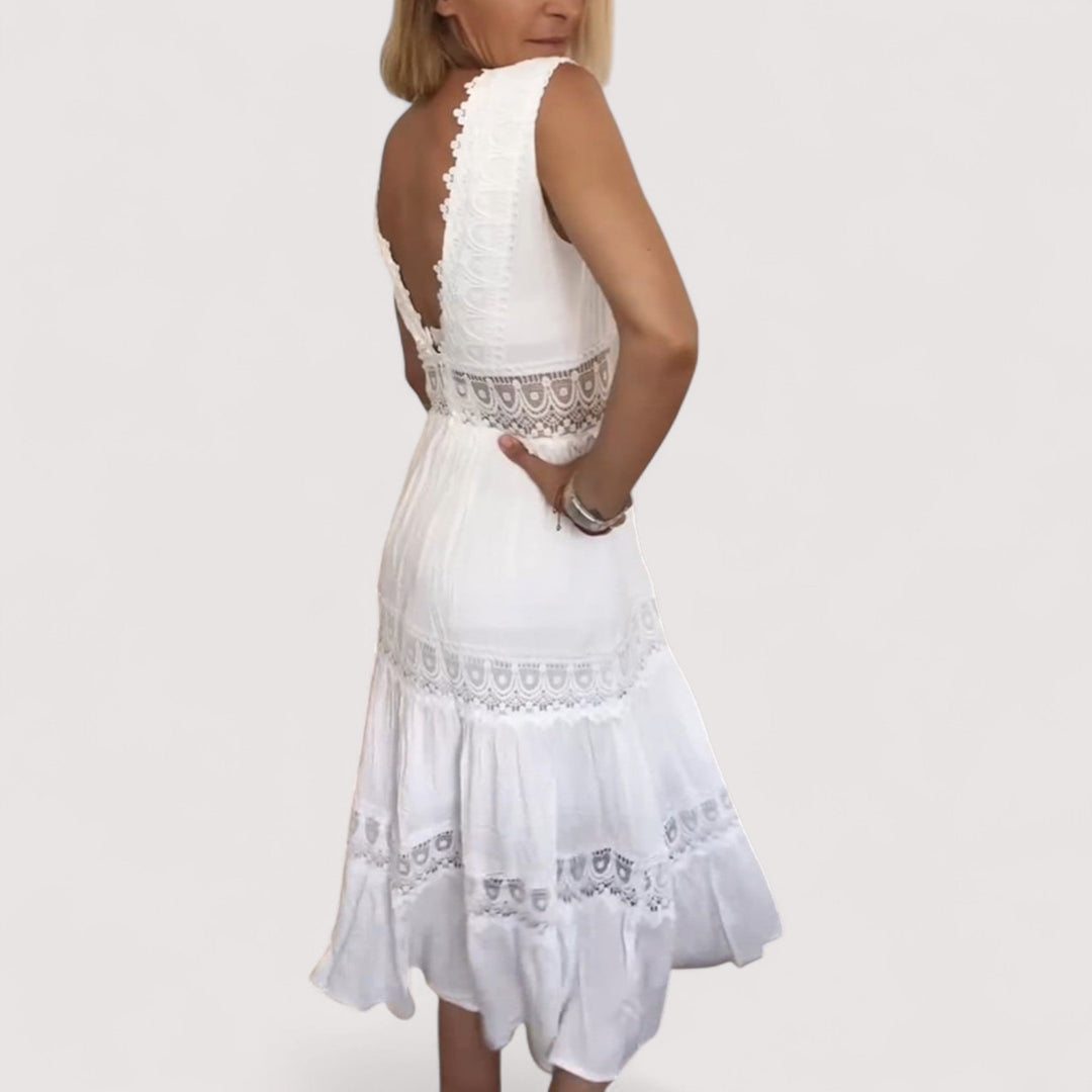 Luftiges Damenkleid mit V-Ausschnitt und elegantem Stufenrock, tailliert für eine schmeichelhafte Silhouette.