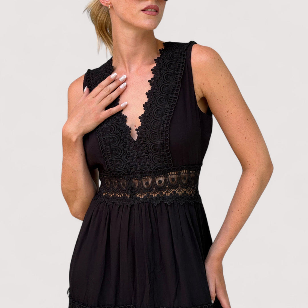 Figurbetontes Damen Sommerkleid mit V-Ausschnitt, Stufenrock und Spitzen-Details; bequem und luftig.
