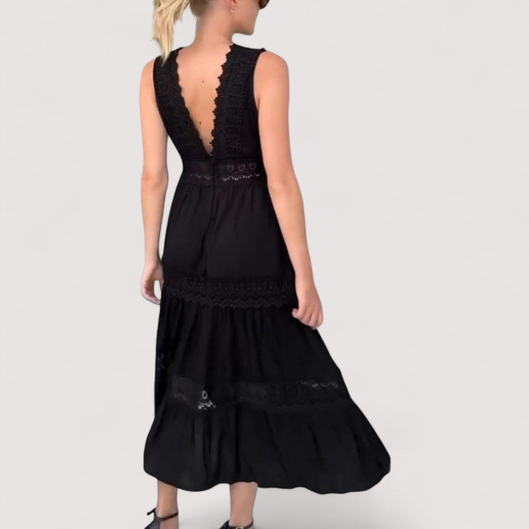 Leichtes Damen Sommerkleid mit V-Ausschnitt, tailliert und mit lockerem Stufenrock; elegant mit Spitze.