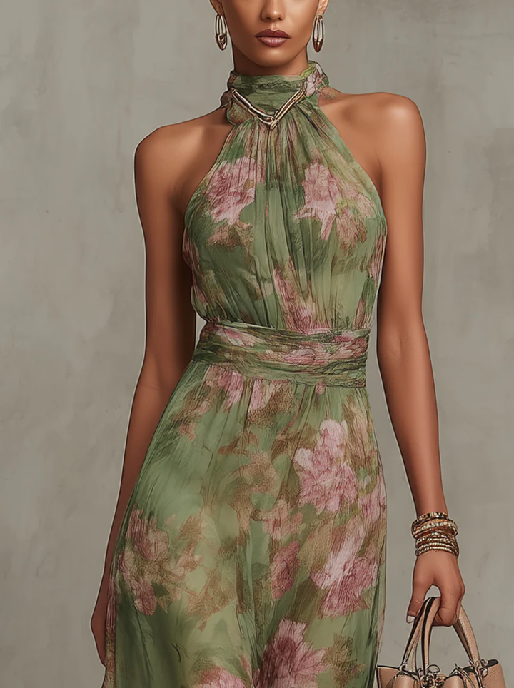 Nahaufnahme: Grünes Damen Blumenkleid Sophie mit floralem Print, fließendem Stoff & Neckholder-Details.