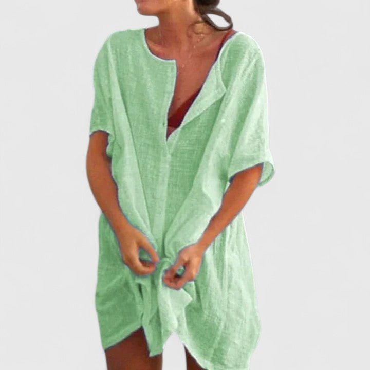 Detailaufnahme des Damen Tunika-Kleides, eleganter Ausschnitt, perfektes Sommer-Freizeitkleid.