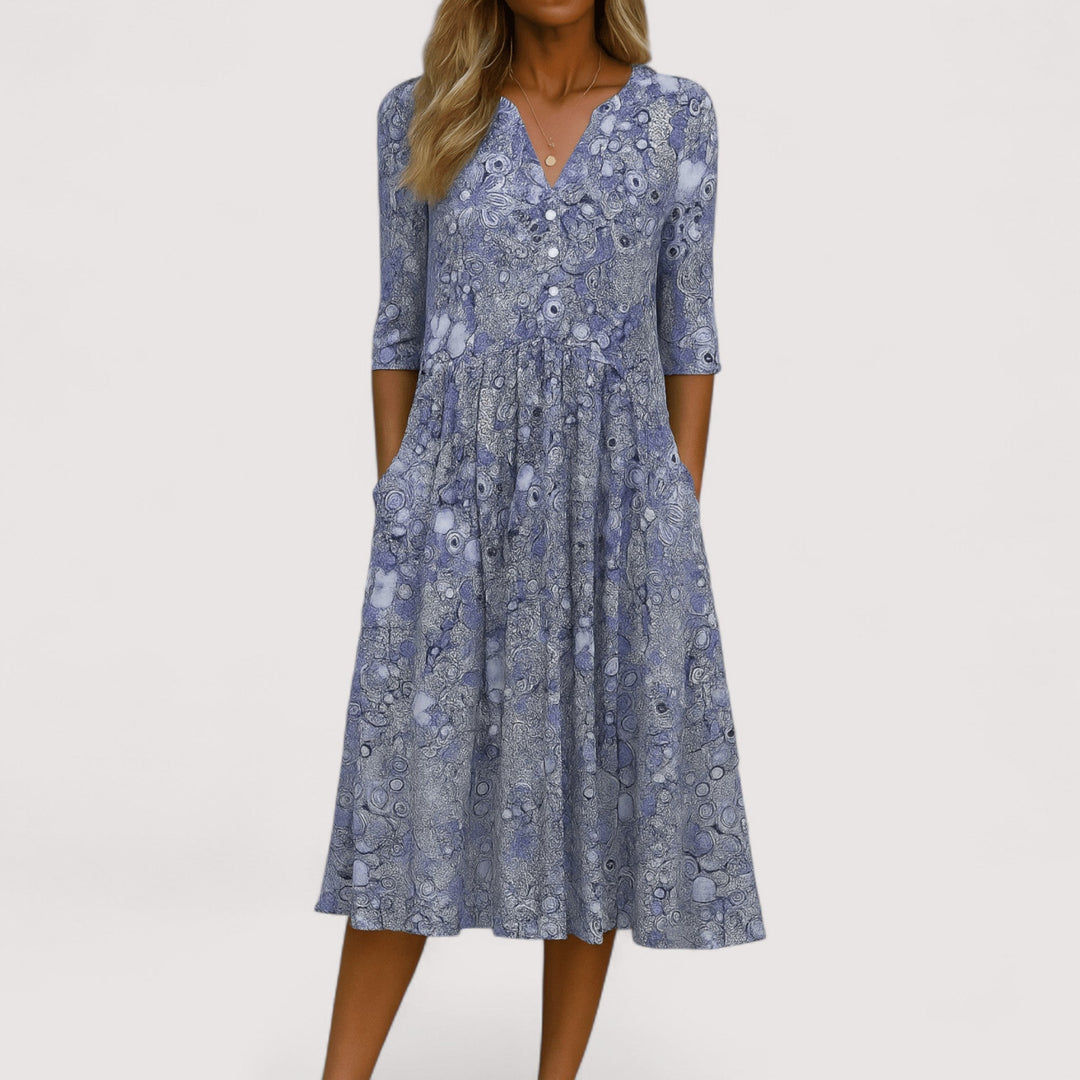 Bequemes Damen Sommerkleid mit V-Ausschnitt in Beige, kurzärmelig, ideal als lockeres Freizeitkleid.