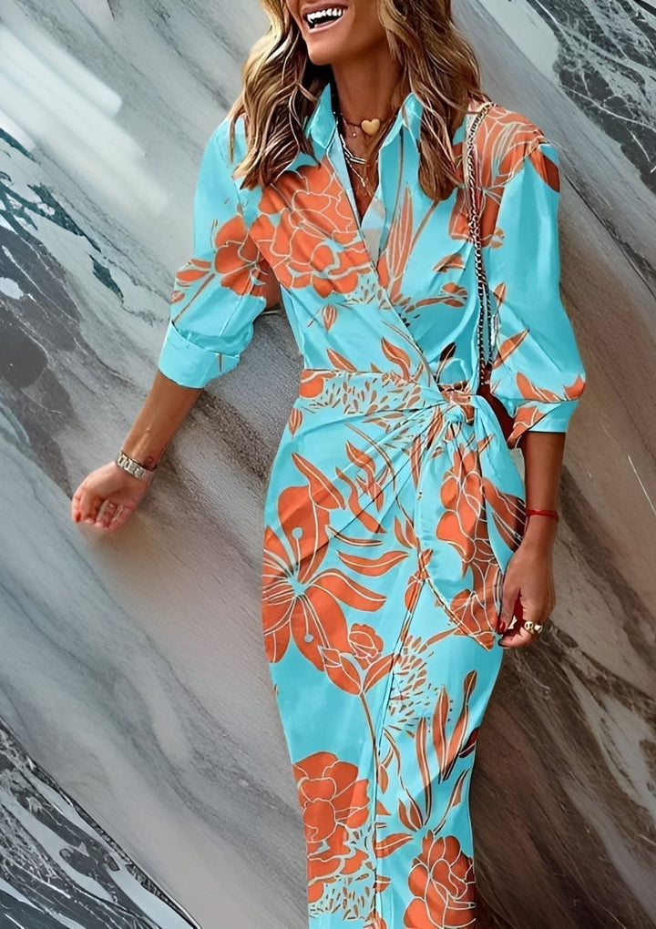 Nahaufnahme des eleganten Musters auf dem Damen Wickelkleid, ein stilvolles Festkleid für Herbst.