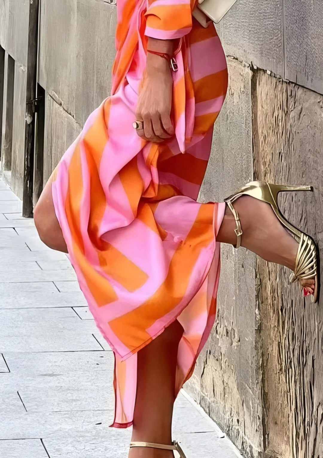 Stilvolles gemustertes Wickelkleid für Damen, ideal als elegantes Hochzeitsgastkleid im Herbst.