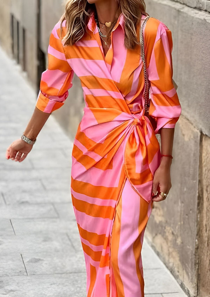 Detail des Wickelgürtels am eleganten Damenkleid mit Muster, perfekt für Herbsthochzeiten.