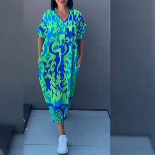 Zeitloses Damen Wickelkleid in Azurblau mit elegantem floralen Muster, ideal als Frühlings- oder Sommerkleid.