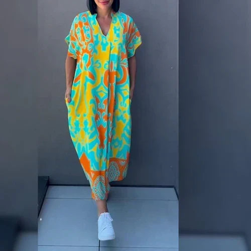 Nahaufnahme: Florales Blumenmuster in Azurblau & Grün auf dem eleganten Wickelkleid für Damen.