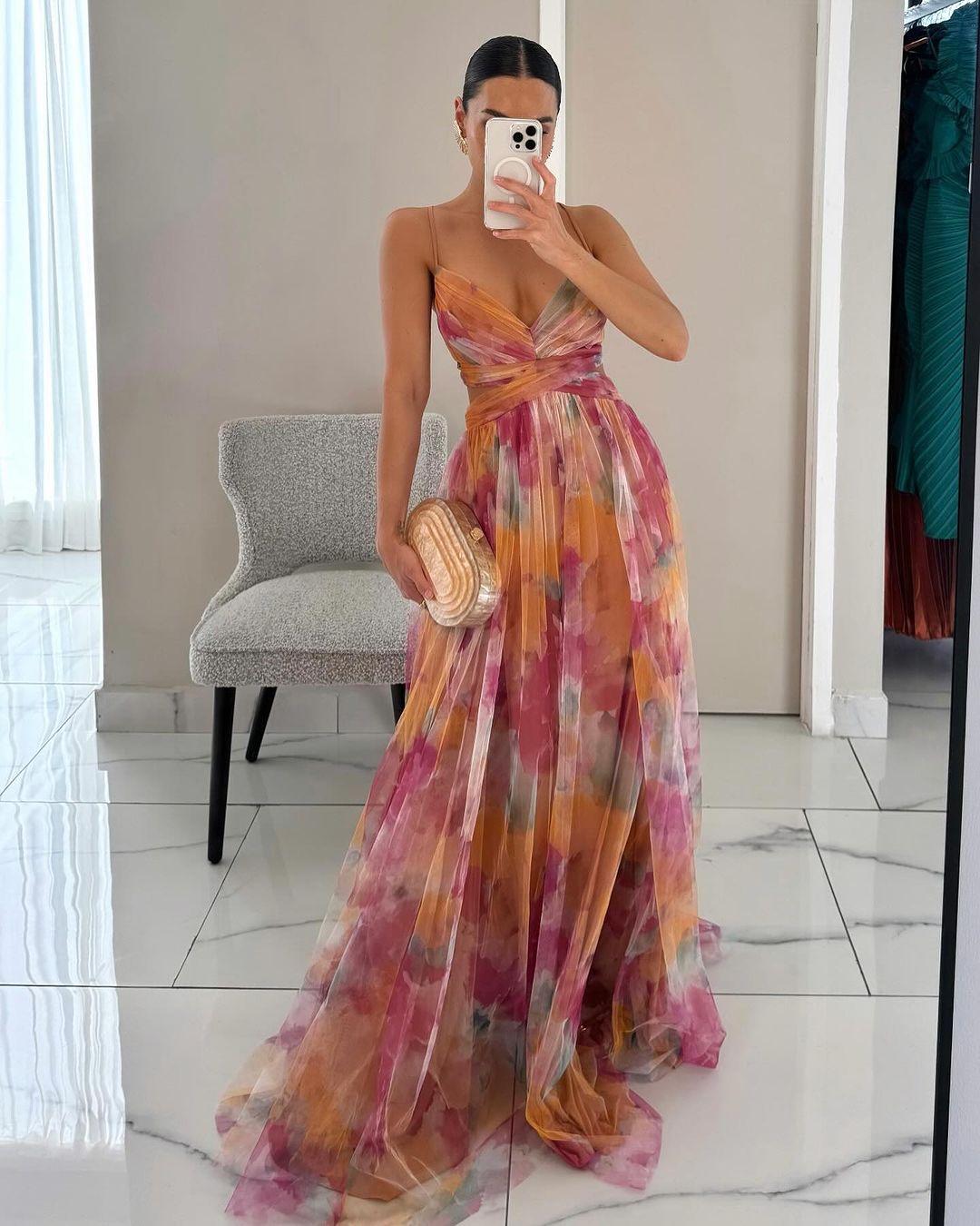 Elegantes florales Maxikleid für Damen, ideal als Sommerkleid für Hochzeitsgäste, mit anmutigem Blumenmuster.