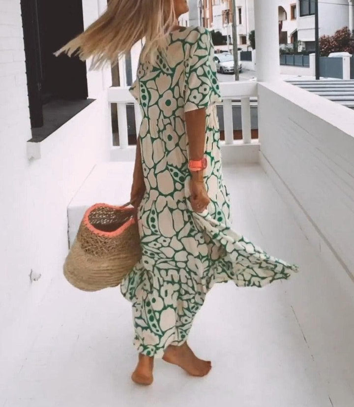 Damen Boho Maxikleid in geblümt für Sommer und Strand. Langes, fließendes Design mit V-Ausschnitt & Flügelärmeln.