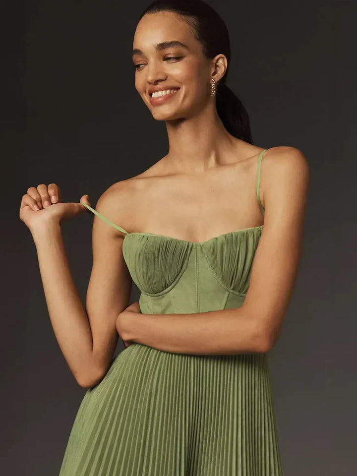 Festliches grünes Damen Midikleid mit Plissee, perfekt für elegante Abende und Herbst-Events.