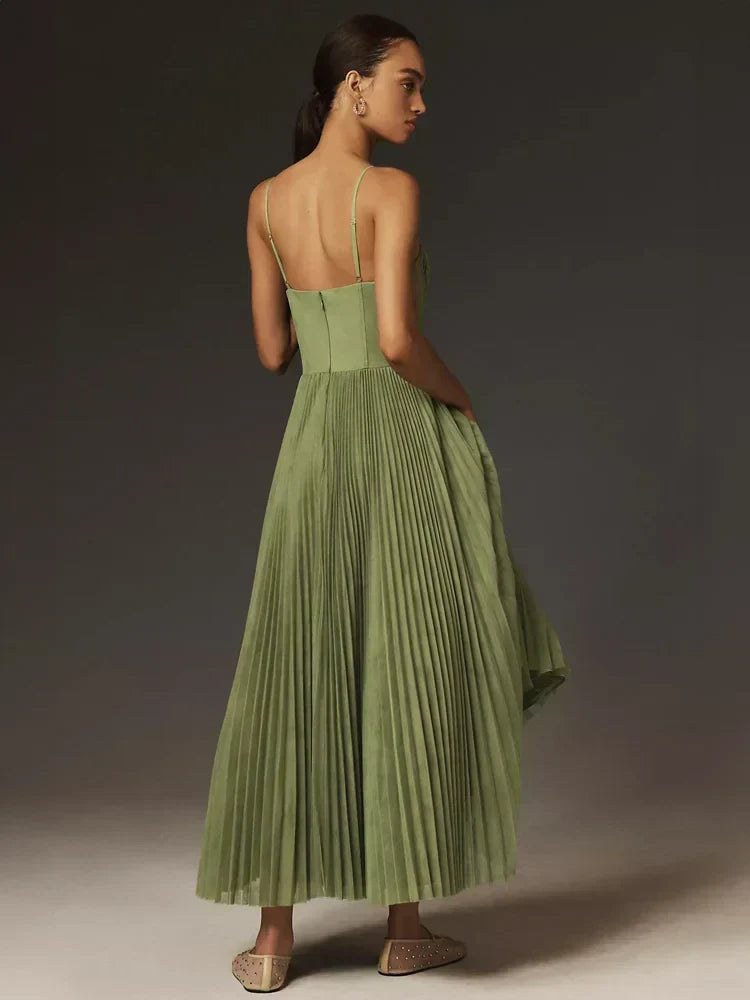 Feminines grünes Damen Abendkleid, plissiertes Midikleid für elegante Anlässe und Herbstmode.