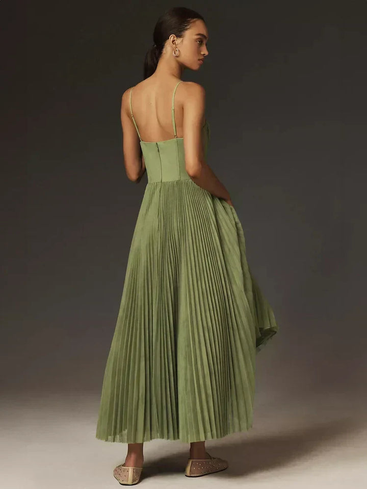 Feminines grünes Damen Abendkleid, plissiertes Midikleid für elegante Anlässe und Herbstmode.