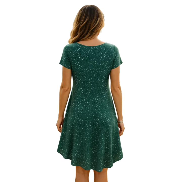 Luftiges Damen Freizeitkleid in Grün mit floralem Print, ein elegantes Sommerkleid für entspannte Tage.