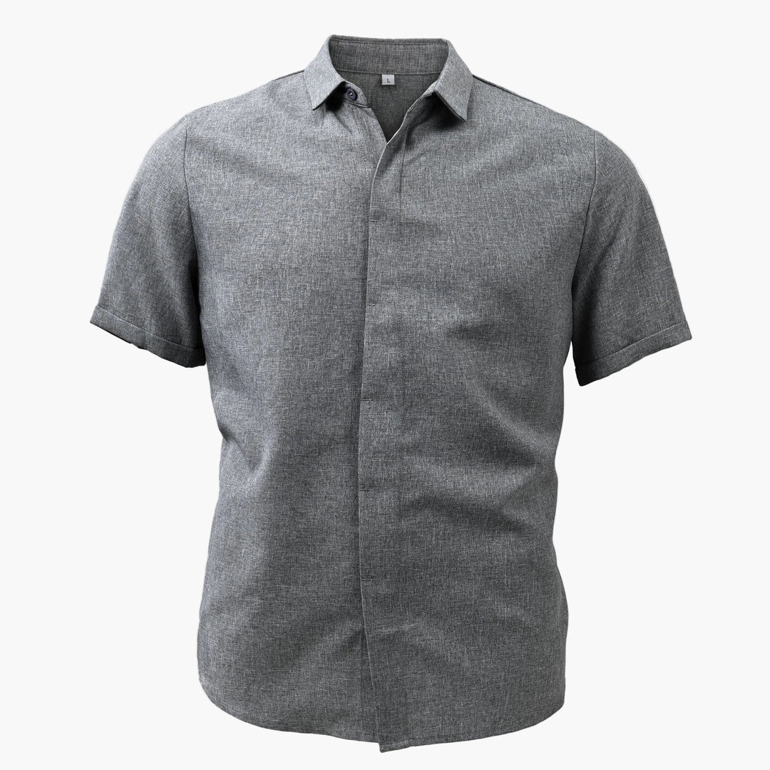 Herrenmode: Kurzarmhemd mit Knopfleiste, eleganter Stil, perfekt für den Sommerurlaub.