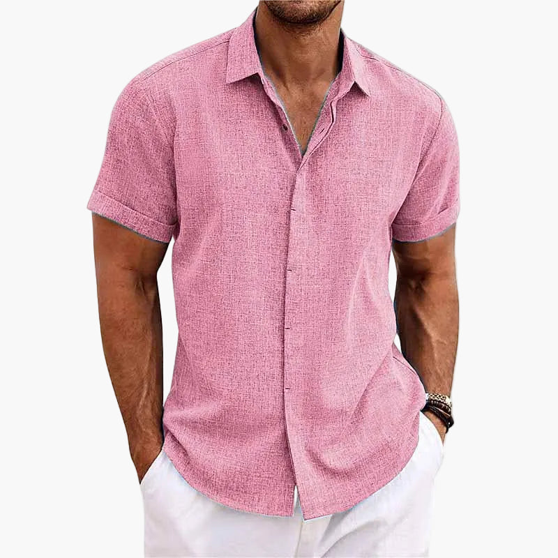 Modernes Herren-Sommerhemd mit Knopfleiste und kurzen Ärmeln für den Business Casual Stil.