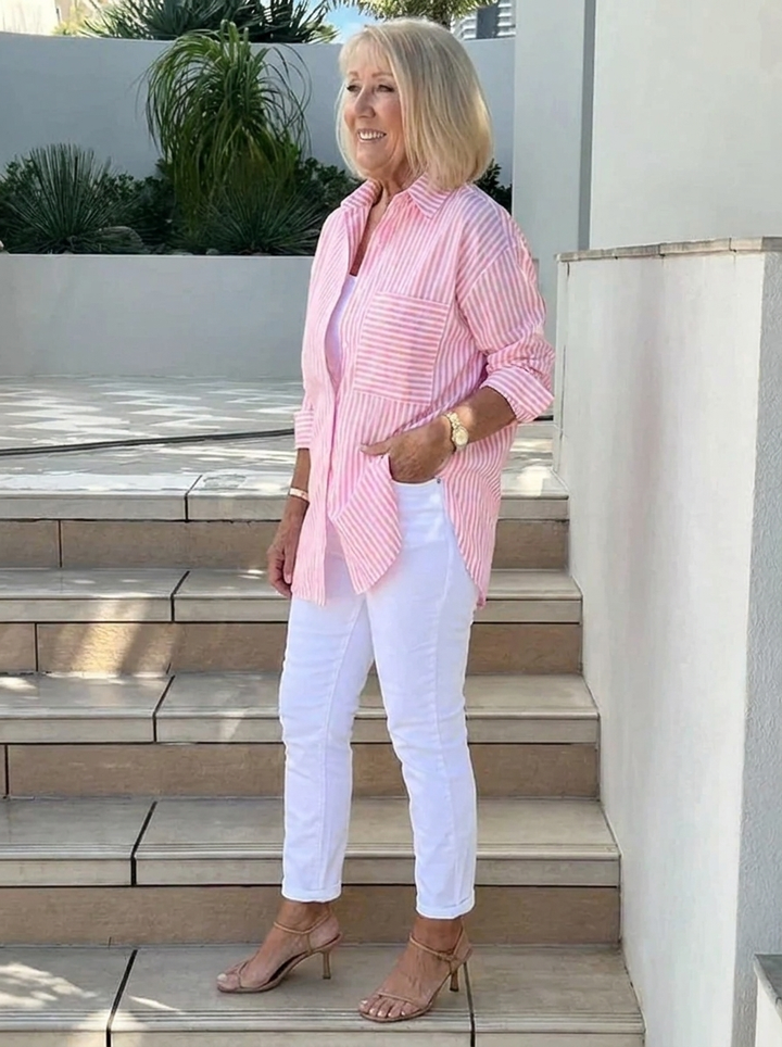 Modisches gestreiftes Damenhemd, elegant für Business und Casual Anlässe, als Bluse im Frühling/Sommer tragbar.