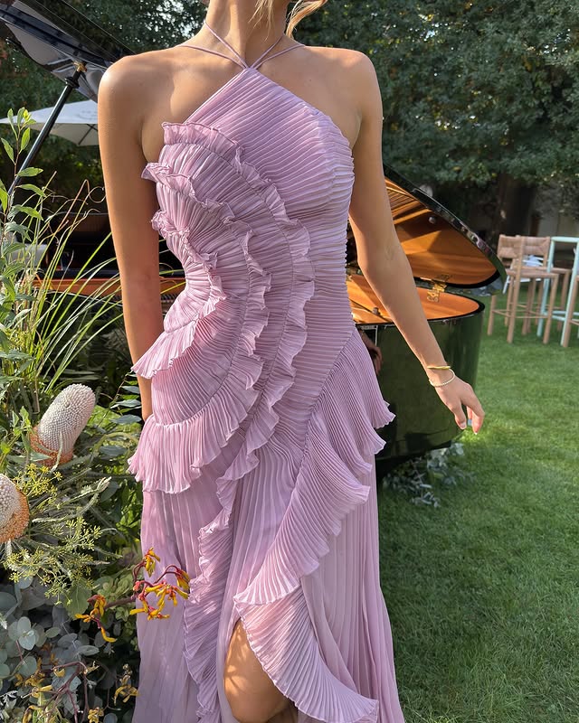 Damen Halterneck Strandkleid in Weiß-Lila mit Rüschen, luftiges Maxikleid für sonnige Urlaubstage.