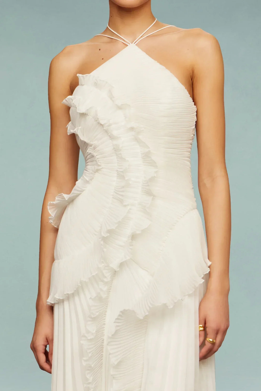 Weiß-lila Halterneck Freizeitkleid, elegantes Damen Maxikleid mit Plissee, ideal für warme Sommertage.