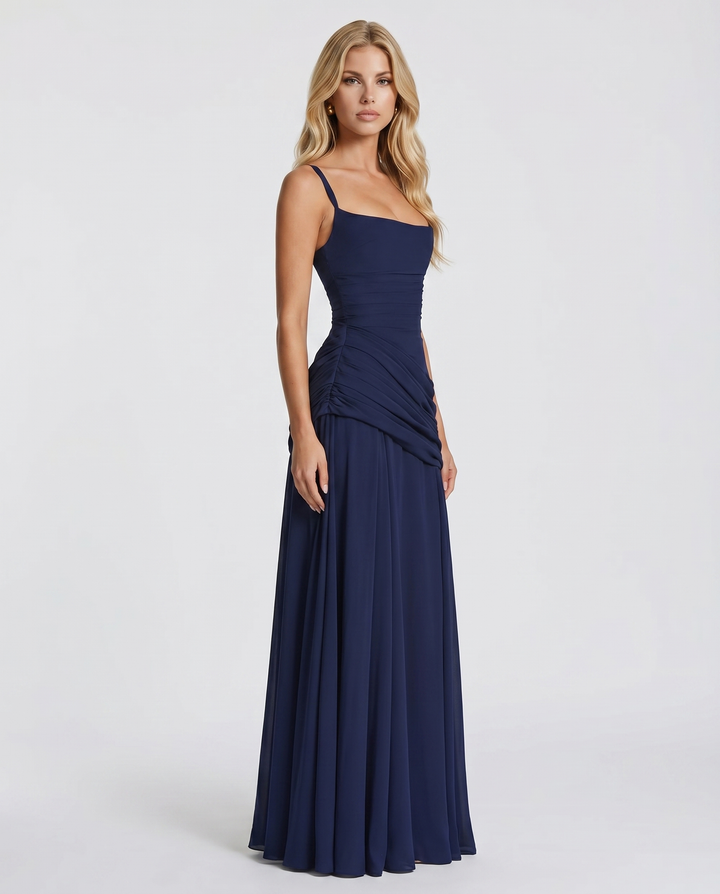 Schickes Damen Trägerkleid, marineblaues Maxikleid mit Raffung und Carré-Ausschnitt. Ideal für festliche Anlässe.