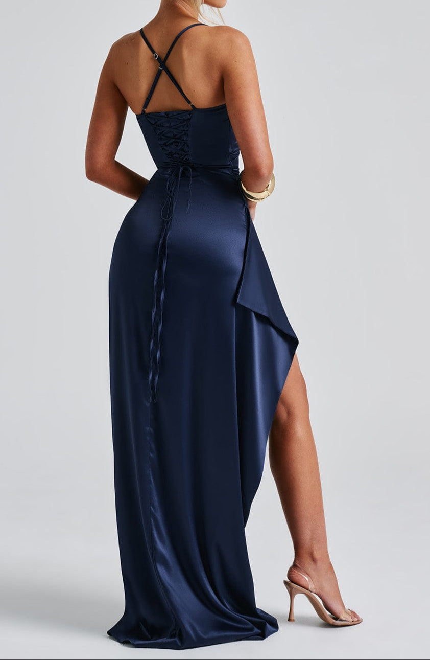 Fließendes marineblaues Damen Abendkleid aus zartem Stoff, perfekt für Hochzeit & Party.