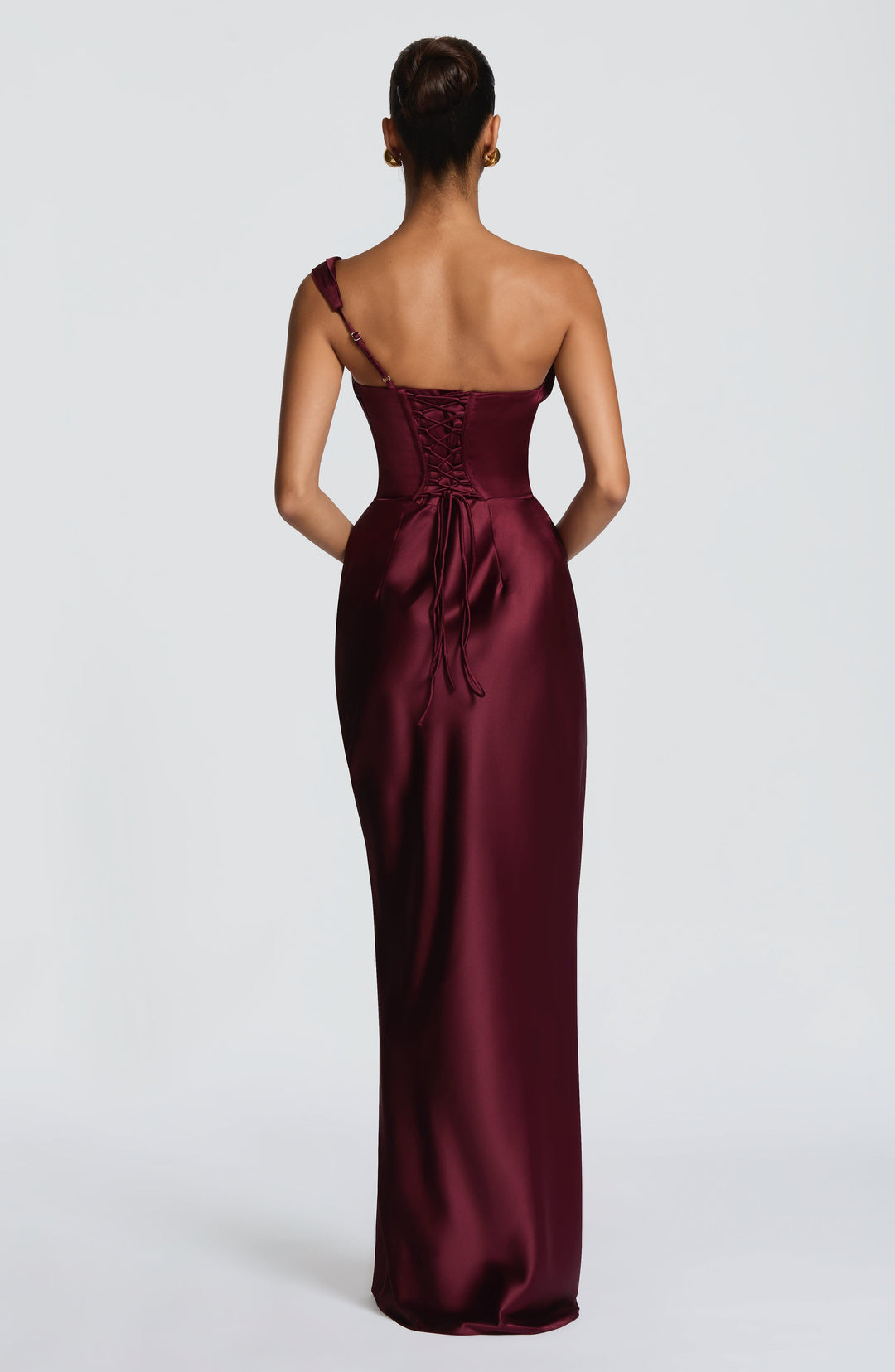 Festliches Damenkleid mit einem Schulterträger, ein schickes Abendkleid für besondere Momente.