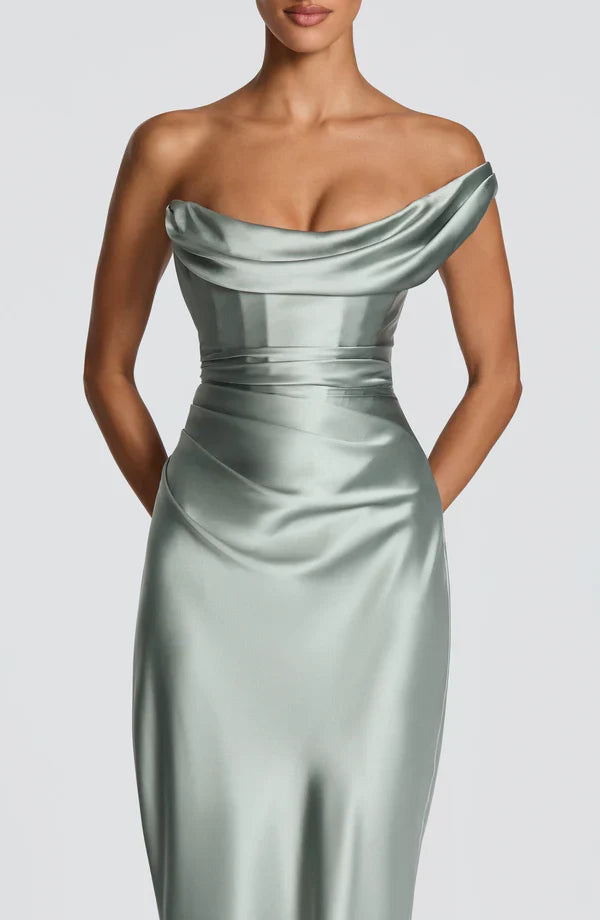 Trendsetzendes One Shoulder Maxikleid, festliches Damen Abendkleid für stilbewusste Frauen.