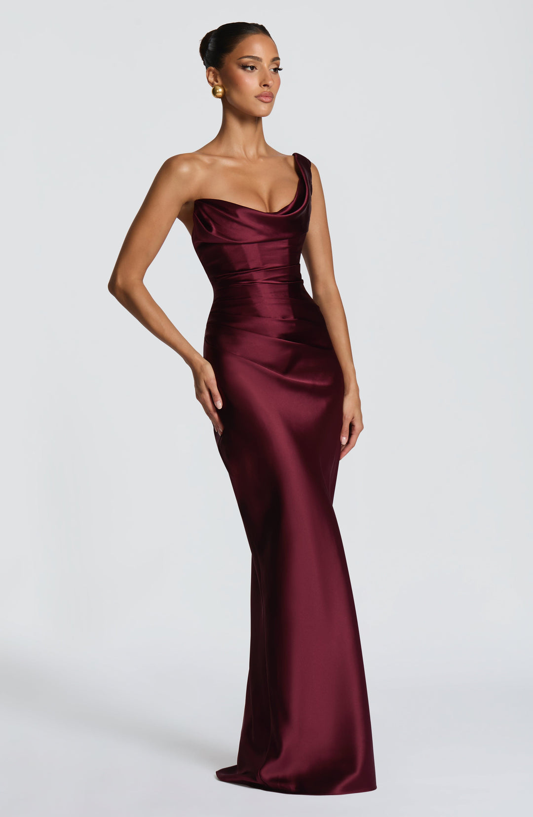 Stilvolles One-Shoulder Maxikleid, elegantes Abendkleid für Frauen mit glamourösem Look.