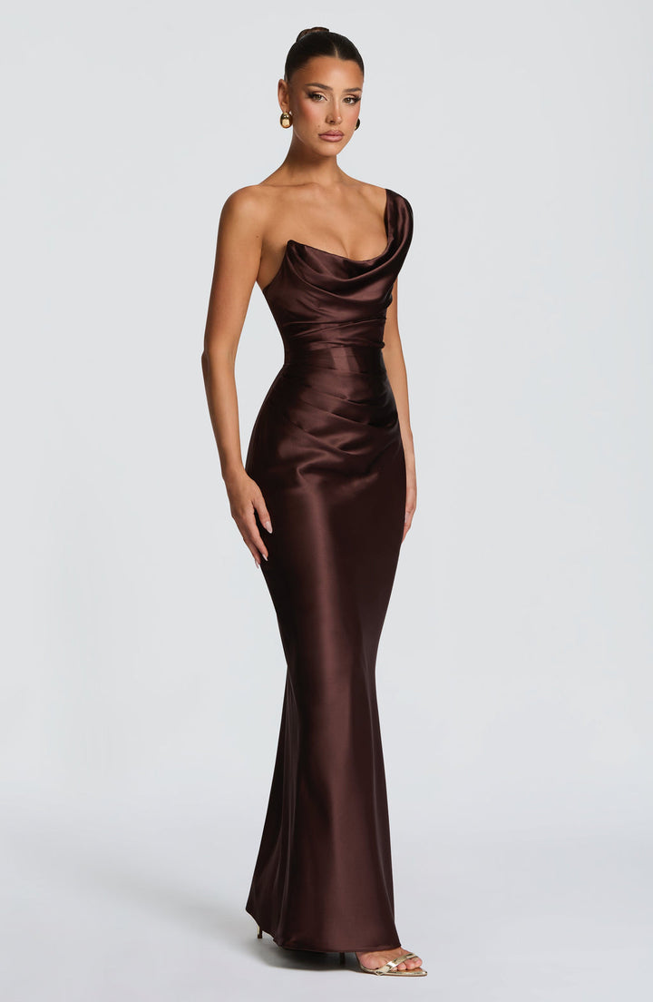 Elegantes One Shoulder Maxikleid, schickes Abendkleid für Frauen bei besonderen Events.