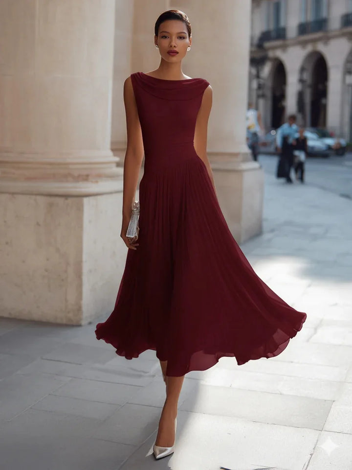 Schwarzes elegantes Midikleid für Damen, plissiert. Ärmelloses Abendkleid mit U-Boot-Ausschnitt, ideal für Partys & Anlässe.