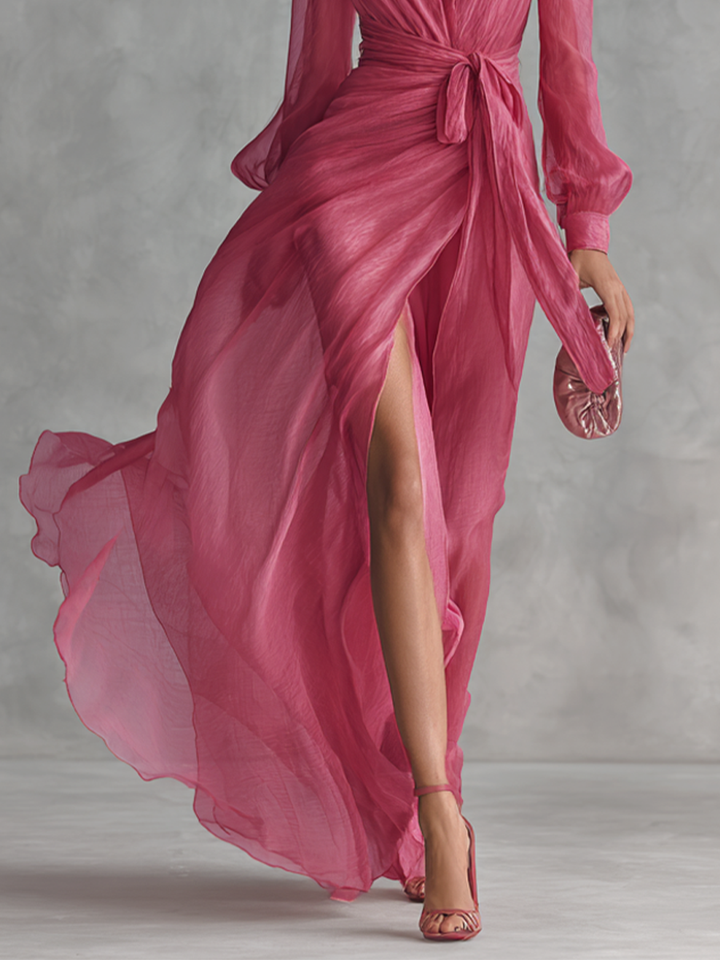 Detail: Rosafarbenes Damenkleid. V-Ausschnitt & lange Ärmel des eleganten Wickelkleides für Partys.