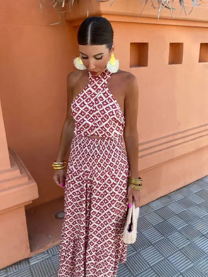 Stilvolles rotes Damen Neckholder Hochzeitsgastkleid, sommerlich und elegant, langes festliches Design.