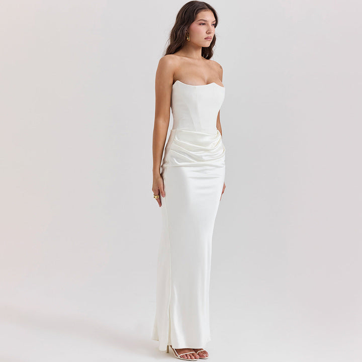 Figurbetontes weißes Maxikleid für Damen, stilvoll & vielseitig, ideal als Abend- oder festliches Kleid.