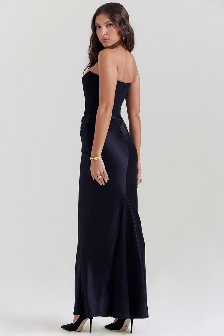 Festliches Damen-Maxikleid, elegant & figurbetont, als Abendkleid in Weiß, für stilvolle Anlässe.