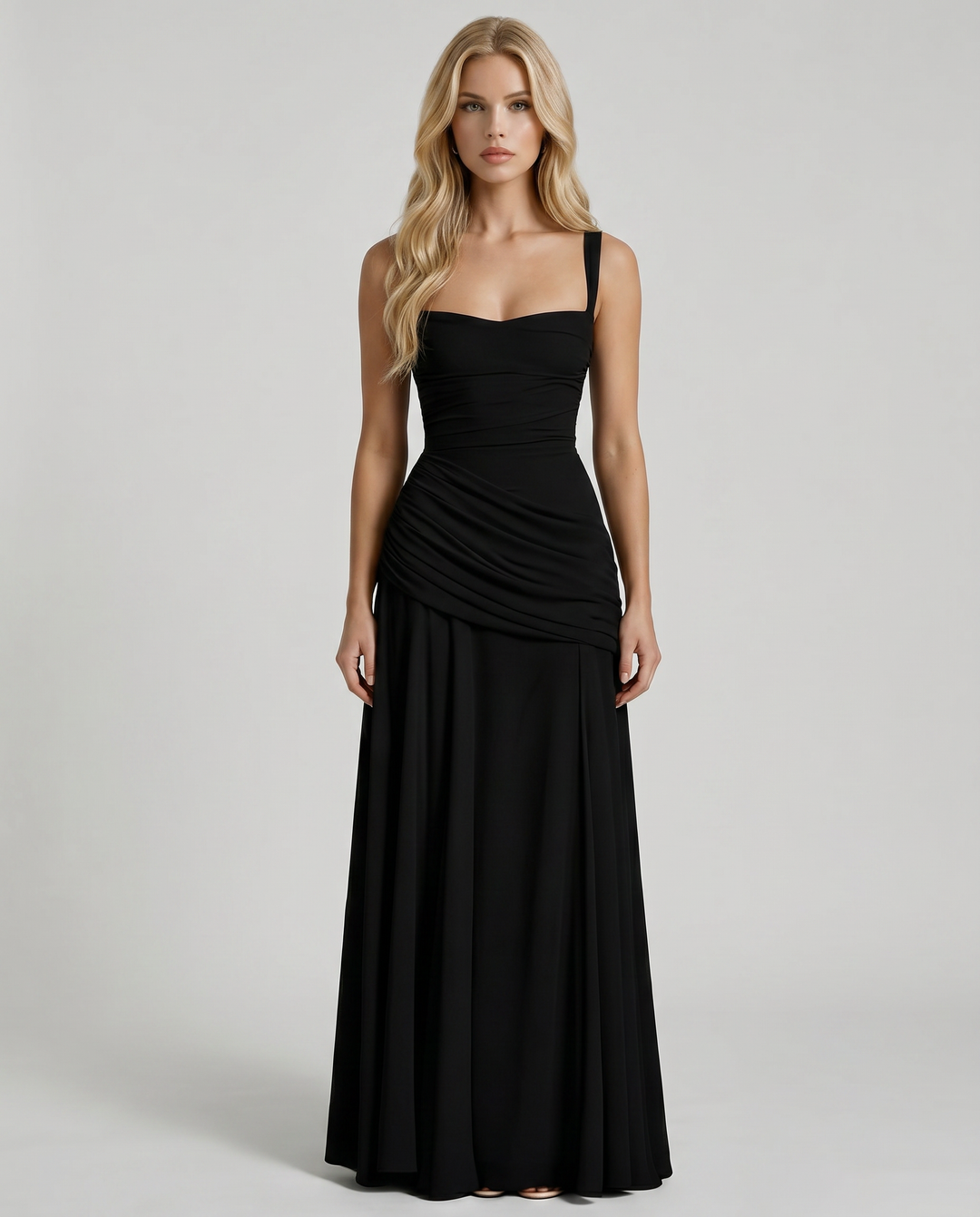 Elegantes schwarzes Damen Maxikleid, festlich mit Raffung und asymmetrischem Faltenwurf, bodenlang für besondere Anlässe.