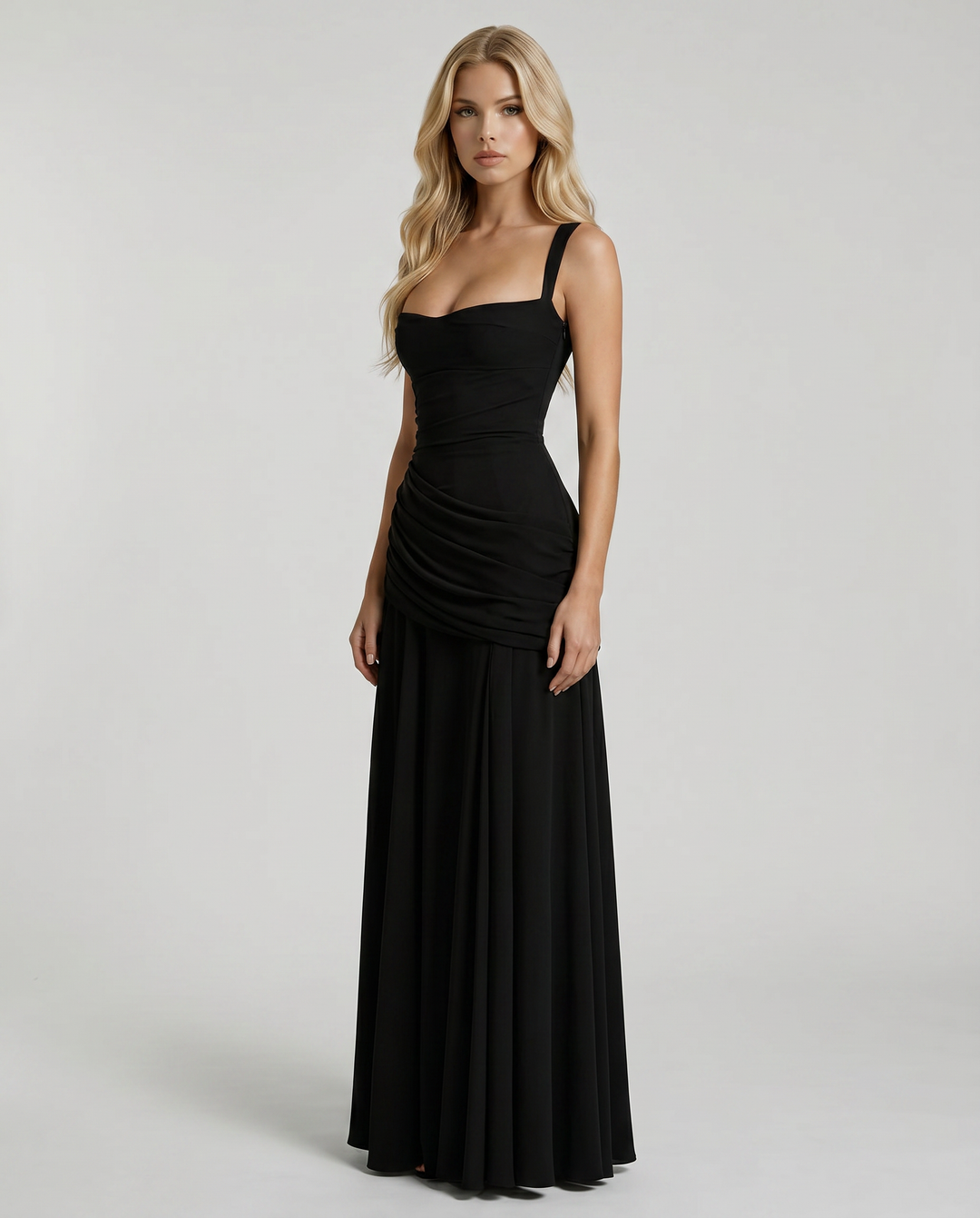 Festliches Damen Maxikleid, Detailansicht der eleganten Raffung und des asymmetrischen Faltenwurfs. Modern und chic.