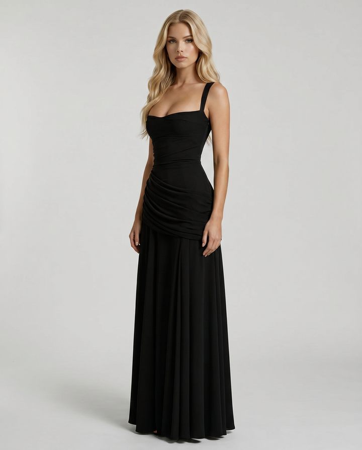 Festliches Damen Maxikleid, Detailansicht der eleganten Raffung und des asymmetrischen Faltenwurfs. Modern und chic.