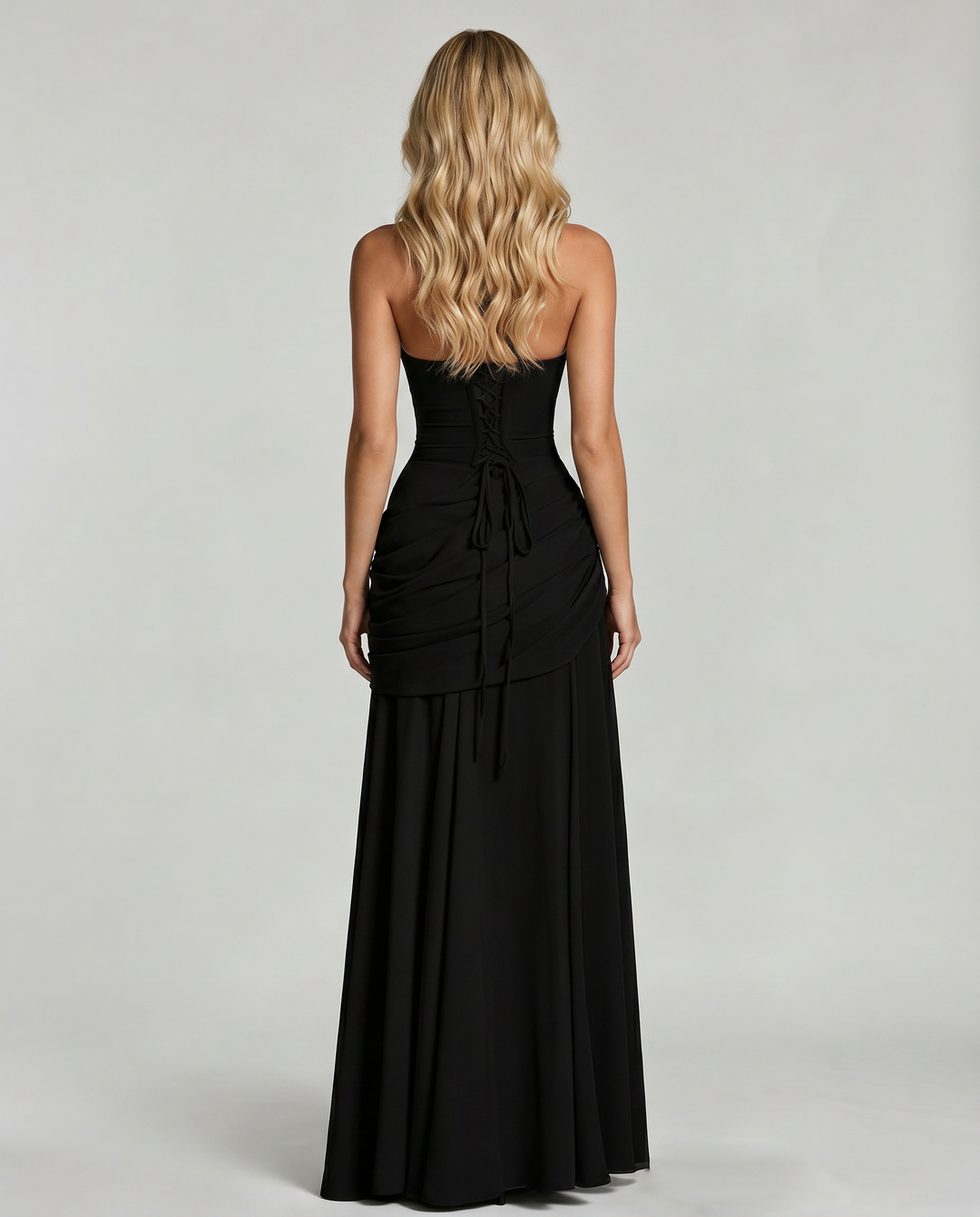 Schwarzes Abendkleid für Damen, festlich und elegant mit raffinierter Raffung und fließendem, asymmetrischem Saum.