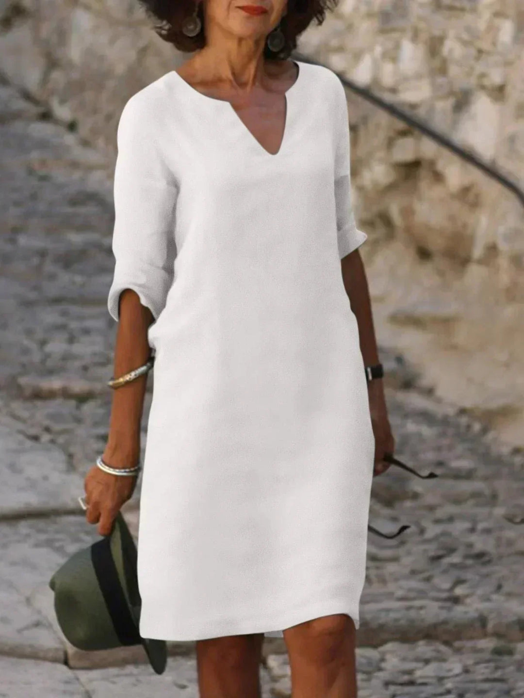 Elegantes Damen Sommerkleid mit V-Ausschnitt, fließend & stilvoll, ideal als schwarzes Midikleid.