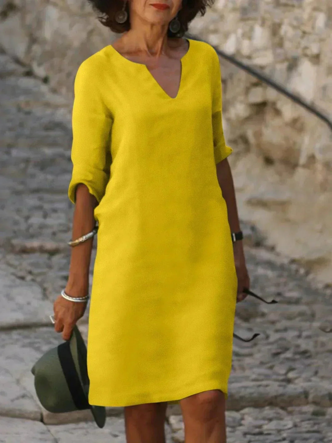 Bequemes olivgrünes Damen Freizeitkleid, elegant & fließend, perfekt für warme Sommertage.