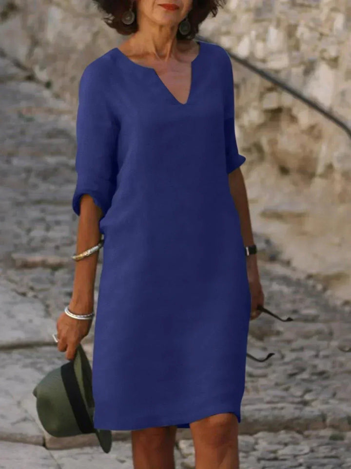 Stilvolles rotes Damen Midikleid mit V-Ausschnitt, figurumspielend & elegant für Sommer & Freizeit.