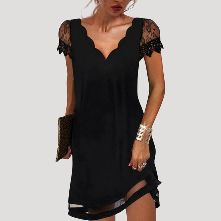Elegantes schwarzes Damen Sommerkleid mit V-Ausschnitt & Wellenkante, ideal für Freizeit & Party.