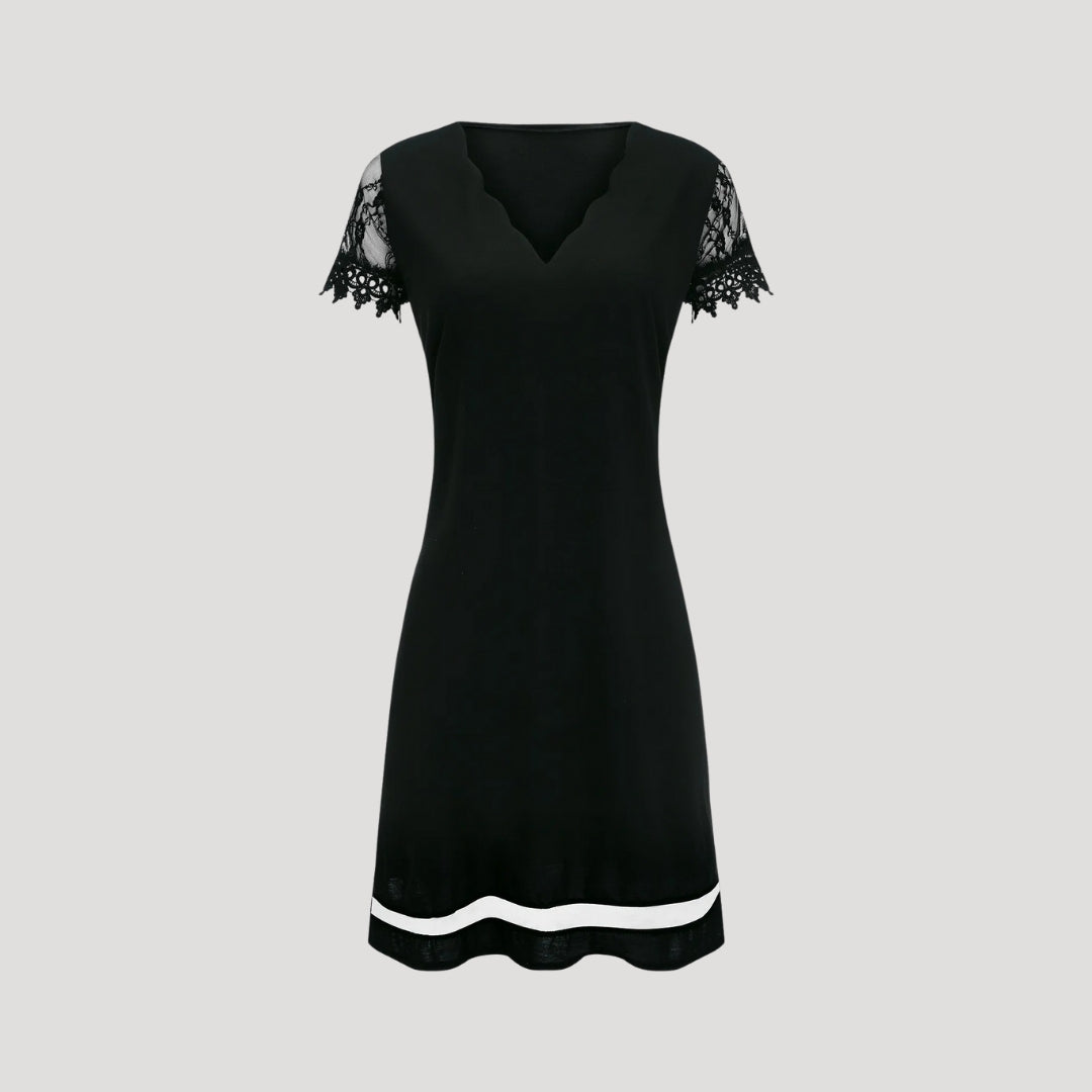 Schwarzes Kurzarm-Damenkleid mit elegantem V-Ausschnitt & Wellenkante, vielseitig als Freizeit- oder Partykleid.