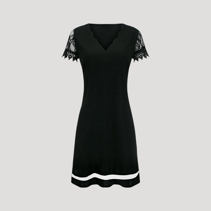 Schwarzes Kurzarm-Damenkleid mit elegantem V-Ausschnitt & Wellenkante, vielseitig als Freizeit- oder Partykleid.