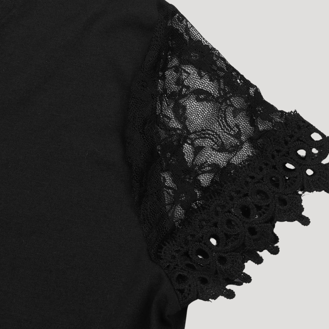Leichtes Sommerkleid für Damen, mit bequemem V-Ausschnitt, Kurzarm und verspielter Wellenkante. Ideal für den Sommer.