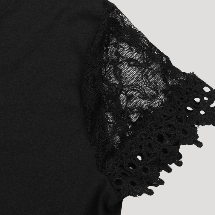 Leichtes Sommerkleid für Damen, mit bequemem V-Ausschnitt, Kurzarm und verspielter Wellenkante. Ideal für den Sommer.
