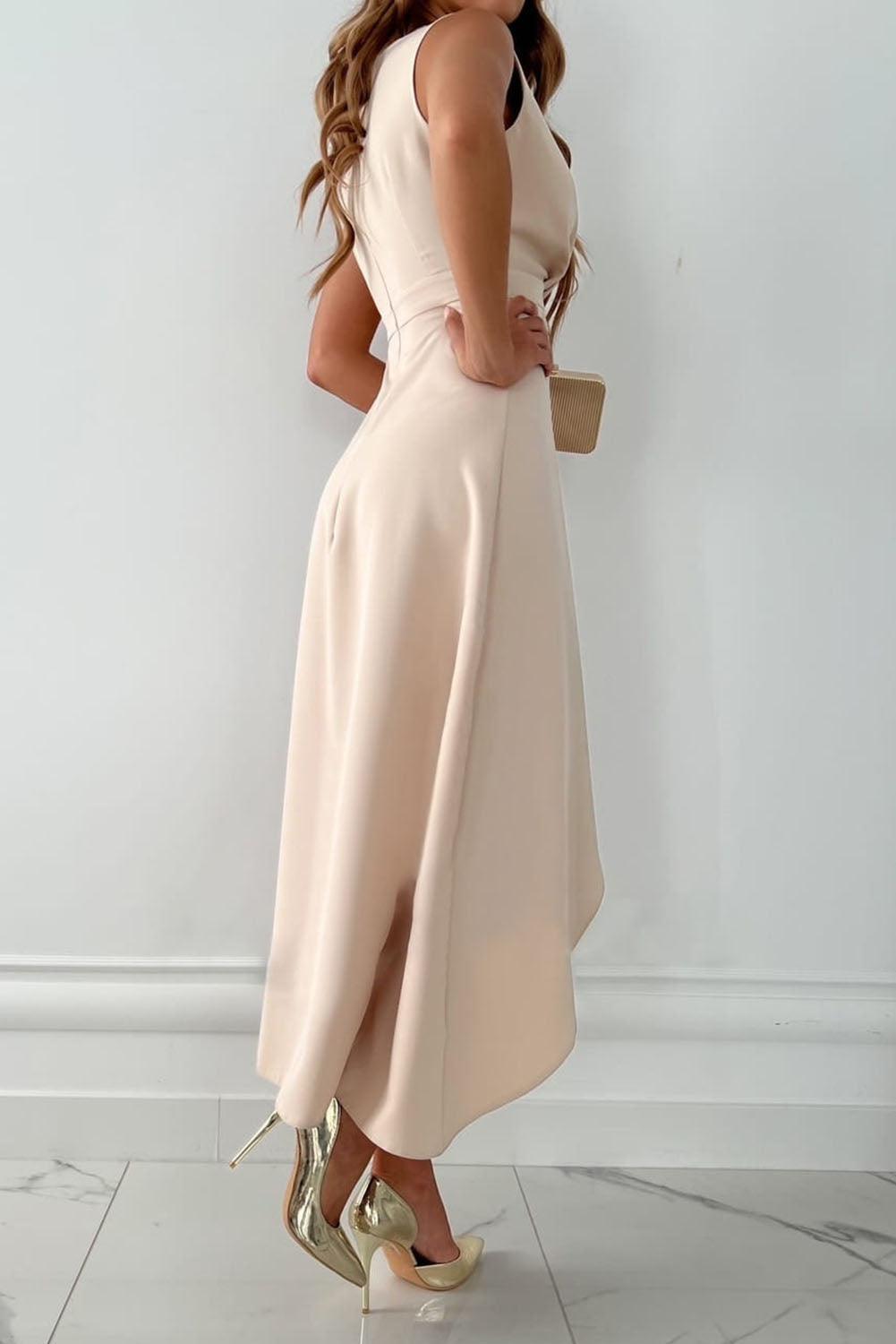 Komfortables, festliches Damen Wickelkleid in Beige mit V-Ausschnitt; ideal als Hochzeitsgast- oder Anlasskleid.