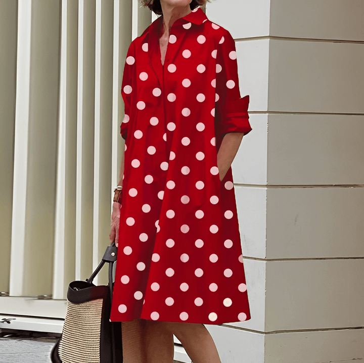 Detailansicht: Eleganter Kragen und Ärmel des Damen Herbstkleids, Shirtdress. Modernes Übergangskleid.