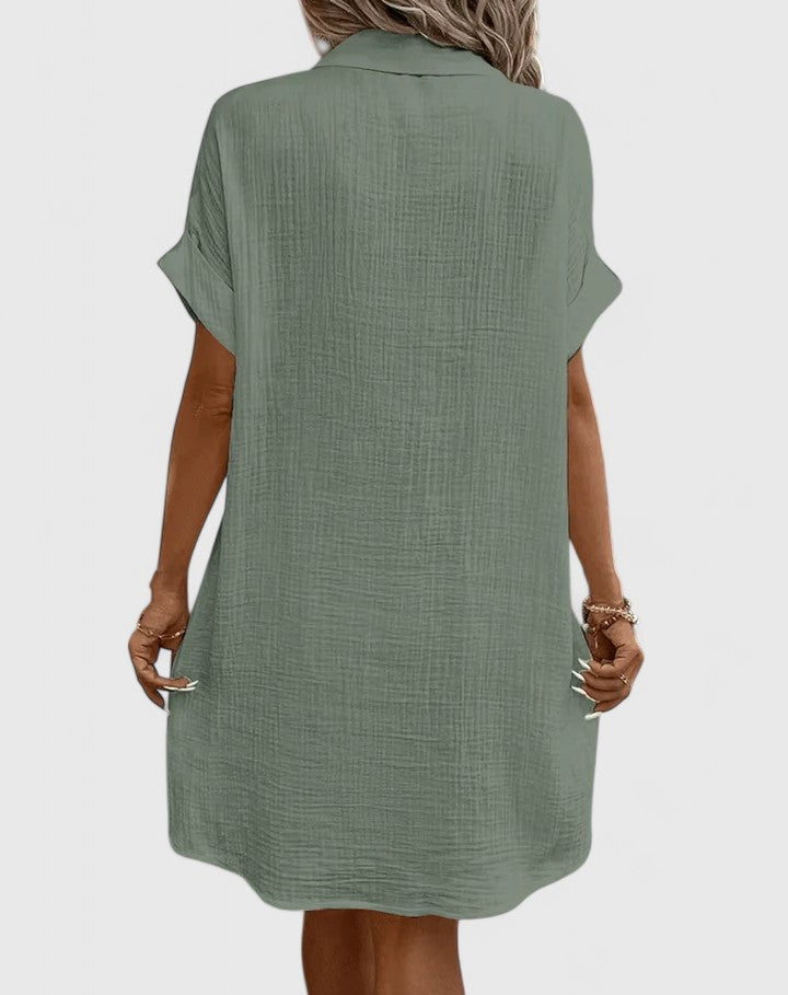 Vorderansicht des Damen Sommer Midi-Kleides. Entspannter Relaxed Fit für Frühling & Sommer.